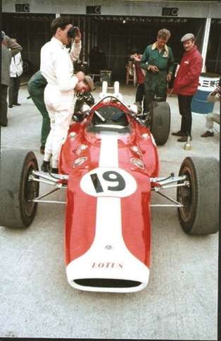 C'est la Lotus 38 aux couleurs STP qui a  été amené au Japon